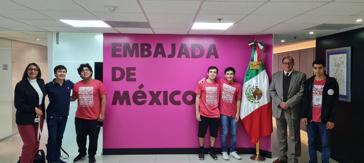 EmbaMexCol's tweet photo. Recibimos la visita del equipo mexicano que participa en la 37° Olimpiada Iberoamericana de Matemáticas en Bogotá, Colombia.
#OrgulloMexicano 🇲🇽 #OIM22 https://t.co/VPwz1wxggy