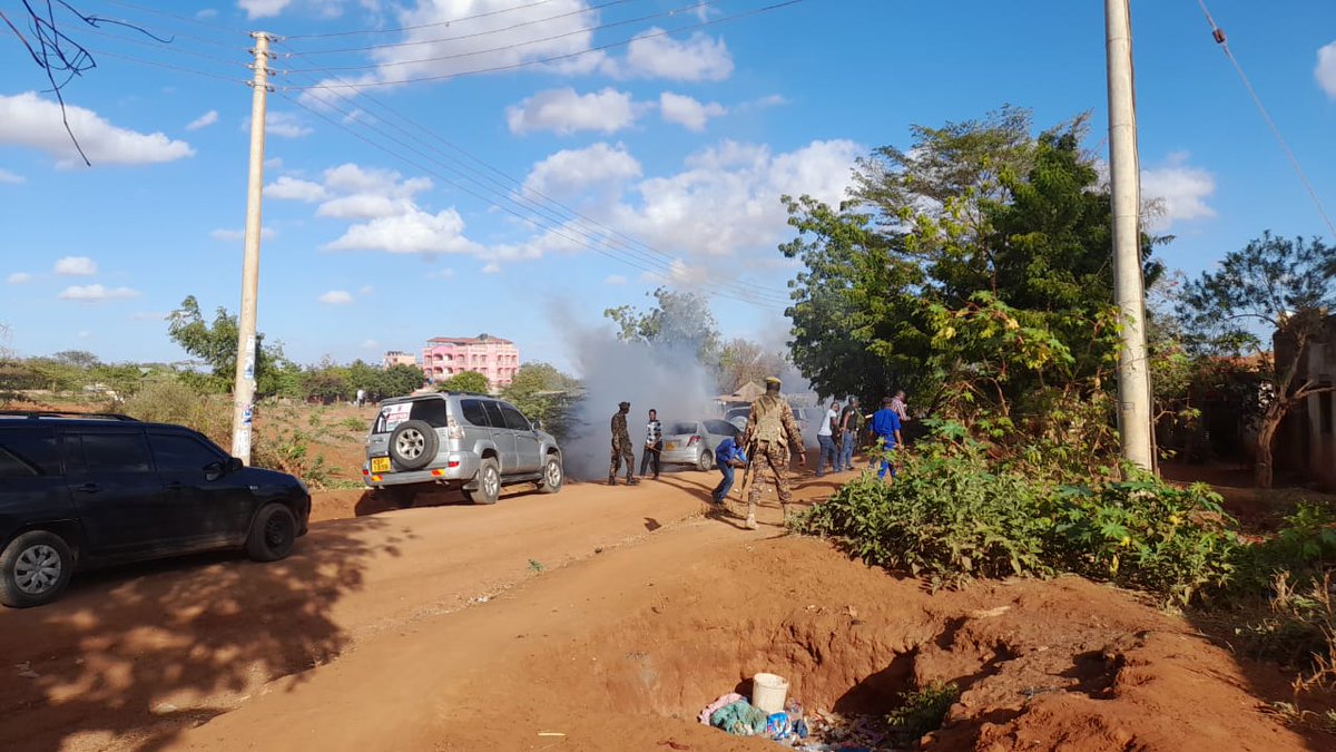 _BillOtieno's tweet photo. @NationMediaGrp journalist @mkanyikalucy has been attacked by police in TaitaTaveta ,@NationAfrica reporter was attacked this evening by Voi based police officer during a demonstration at @kwskenya TCA offices . Mkanyika was covering MCA's demonstration following Wildlife attacks https://t.co/3Gfzjmkd42