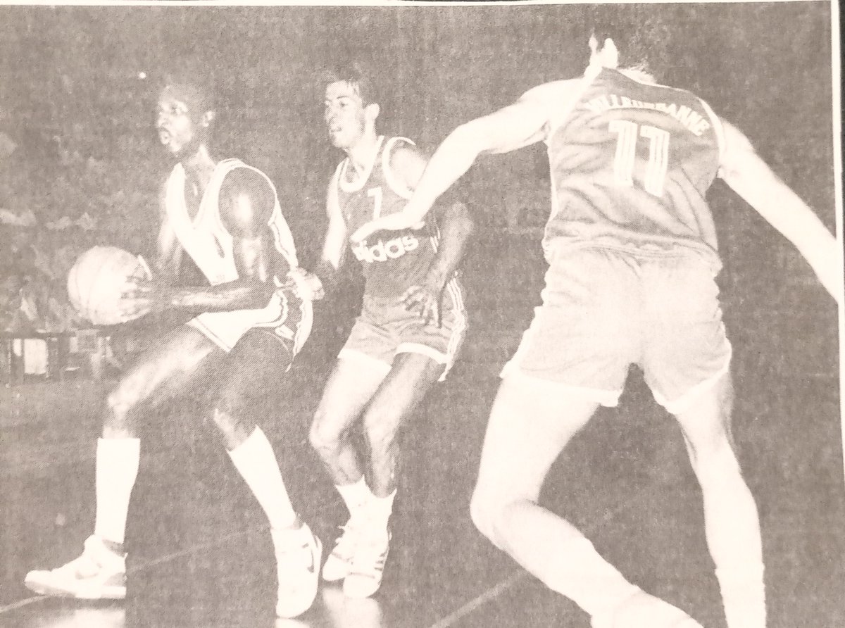 RetroBasket37's tweet photo. 2/2
𝐊𝐞𝐧 𝐃𝐚𝐧𝐜𝐲 joue 65 matchs avec le #ToursBC, excellent shooteur ayant le sens du spectacle, enchantera #Grenon durant ses 2 années au club.
➡️36Pts contre @ASMonaco_Basket en Oct.87.
➡️Meil. marqueur "Français" en 𝟏𝟗𝟖𝟕-𝟖𝟖 avec 21pts/m.
🏀 https://t.co/PrABbuo9j8