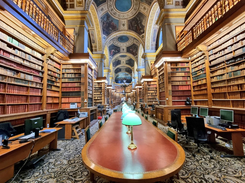📸 Toujours aussi sublime cette #bibliothèque de l'#AssembleeNationale. Impossible de s'en lasser. #Paris