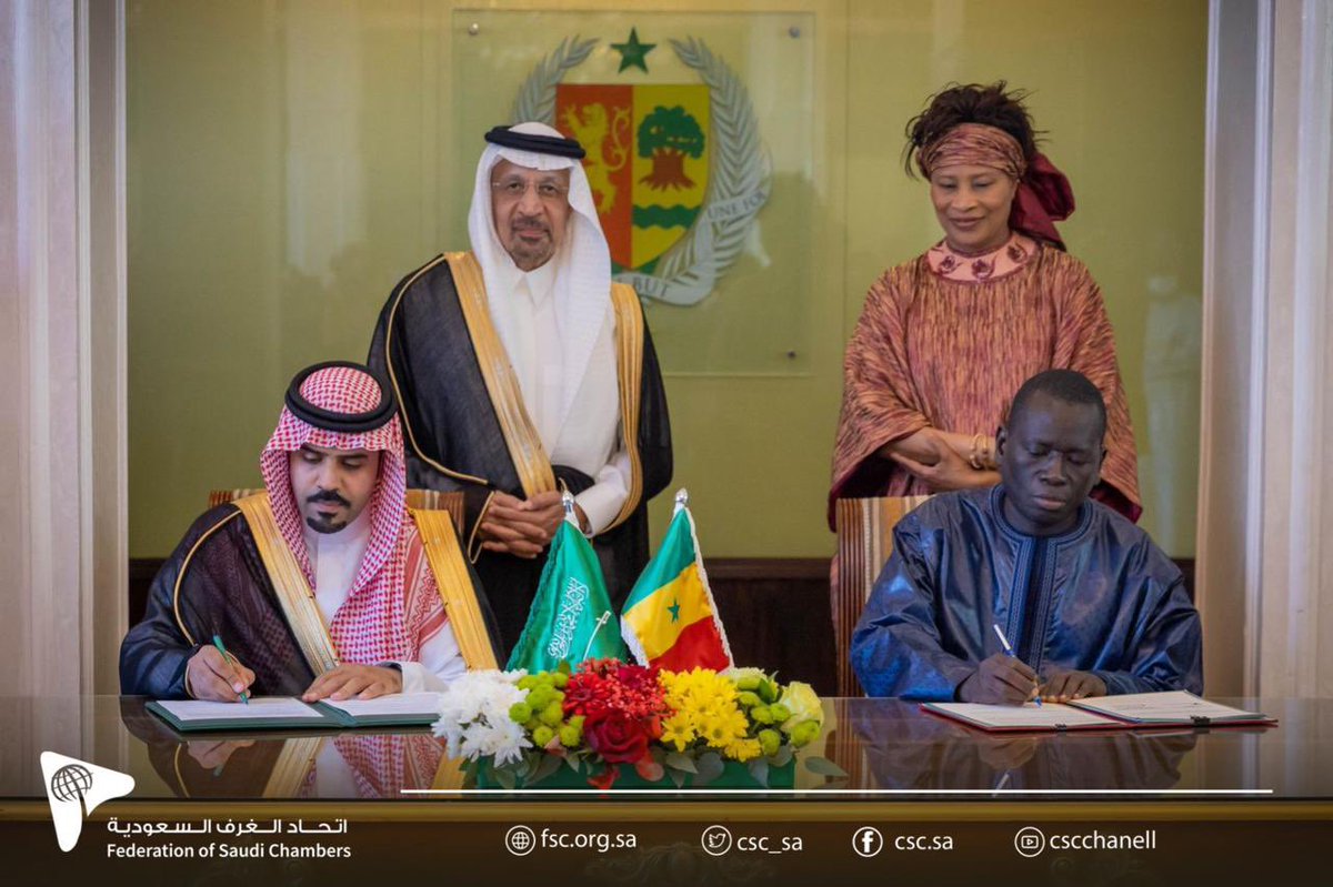 FSC_KSA's tweet photo. نائب رئيس مجلس إدارة اتحاد الغرف السعودية نزار الحركان  @nhalharkan يوقع اتفاقية تشكيل مجلس الأعمال السعودي السنغالي مع رئيس الاتحاد الوطني لغرف التجارة والصناعة السنغالي سيرين مبوب بحضور معالي وزير الاستثمار م.خالد الفالح @Khalid_AlFalih بالعاصمة السنغالية دكار https://t.co/7kK9RtzCRa