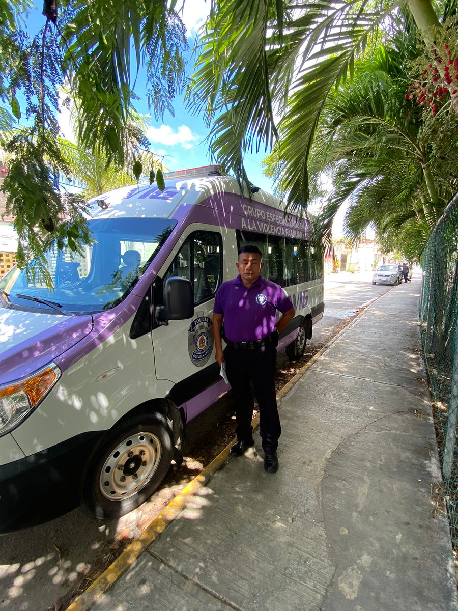 PoliciadeCancun's tweet photo. 🟣👮Oficiales del Grupo #GEAVIG brindan información a los ciudadanos en el módulo del #PuntoMorado.
En este momento se encuentran en la Supermanzana 247.
Estamos comprometidos con #ServiryProteger https://t.co/ZVAnigrHoO