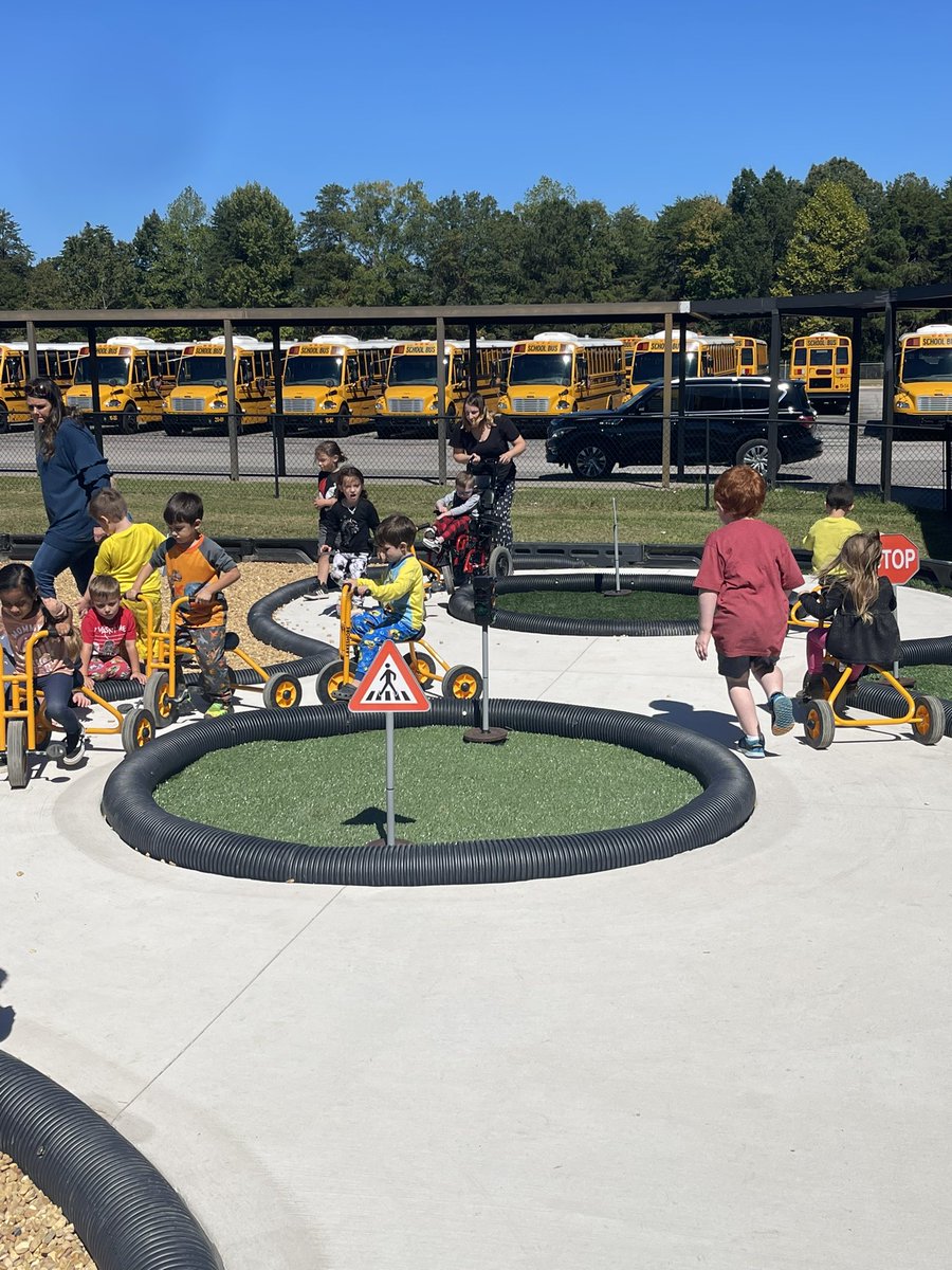 HCSLionPride's tweet photo. HES just held the Grand Opening of the Pre-K Speedway. 🚦🚨🚖🏁 Thank you Steve Bryant, Adam Knight, David Albright, and Luke Jenkins for building our speedway and trike barn. Our Pre-K loved it! #HomeOfChampions #HCSSLI @AlabamaAchieves #FirstClassPreK https://t.co/dz6Okp3pNJ