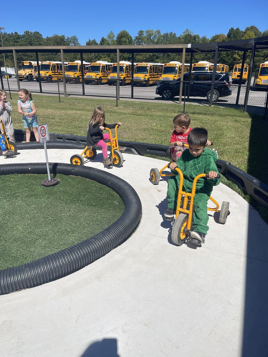 HCSLionPride's tweet photo. HES just held the Grand Opening of the Pre-K Speedway. 🚦🚨🚖🏁 Thank you Steve Bryant, Adam Knight, David Albright, and Luke Jenkins for building our speedway and trike barn. Our Pre-K loved it! #HomeOfChampions #HCSSLI @AlabamaAchieves #FirstClassPreK https://t.co/dz6Okp3pNJ