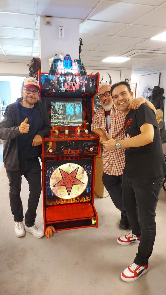 Cris_Arcades's tweet image. #BuenasNoches #FelizMartes Y me marcho de nuevamente de #Madrid cumpliendo un sueño! Con todos ustedes! La #arcade del día de la bestia! Gracias inmensas a @alexdelaIglesia @SSantiagosegura
