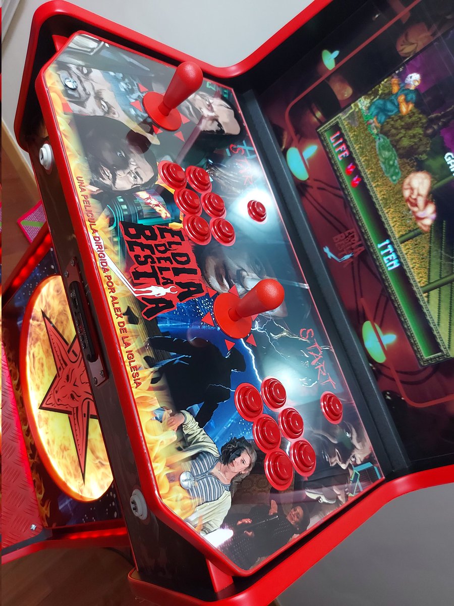 Cris_Arcades's tweet image. #BuenasNoches #FelizMartes Y me marcho de nuevamente de #Madrid cumpliendo un sueño! Con todos ustedes! La #arcade del día de la bestia! Gracias inmensas a @alexdelaIglesia @SSantiagosegura