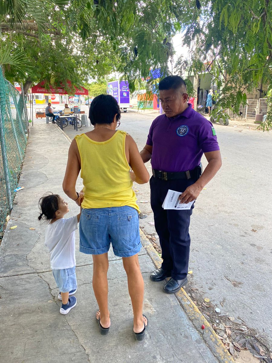 PoliciadeCancun's tweet photo. 🟣👮Oficiales del Grupo #GEAVIG brindan información a los ciudadanos en el módulo del #PuntoMorado.
En este momento se encuentran en la Supermanzana 247.
Estamos comprometidos con #ServiryProteger https://t.co/ZVAnigrHoO