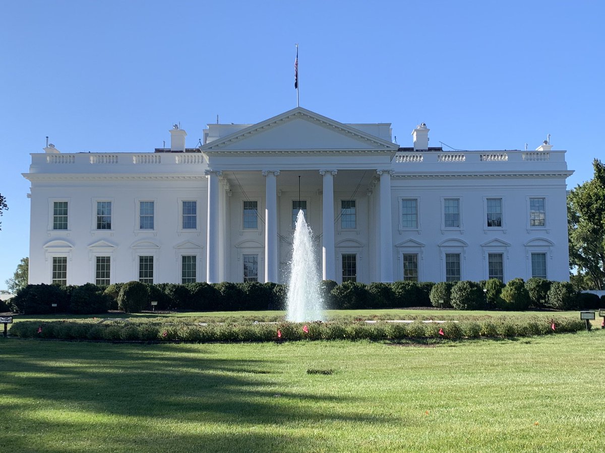 gobeyondhunger's tweet photo. Tracey and Monnette started the day with a White House tour which included being able to view the newest portrait additions. Much thanks to the conference staff for helping our team fit this in! https://t.co/aT6opwzS1X