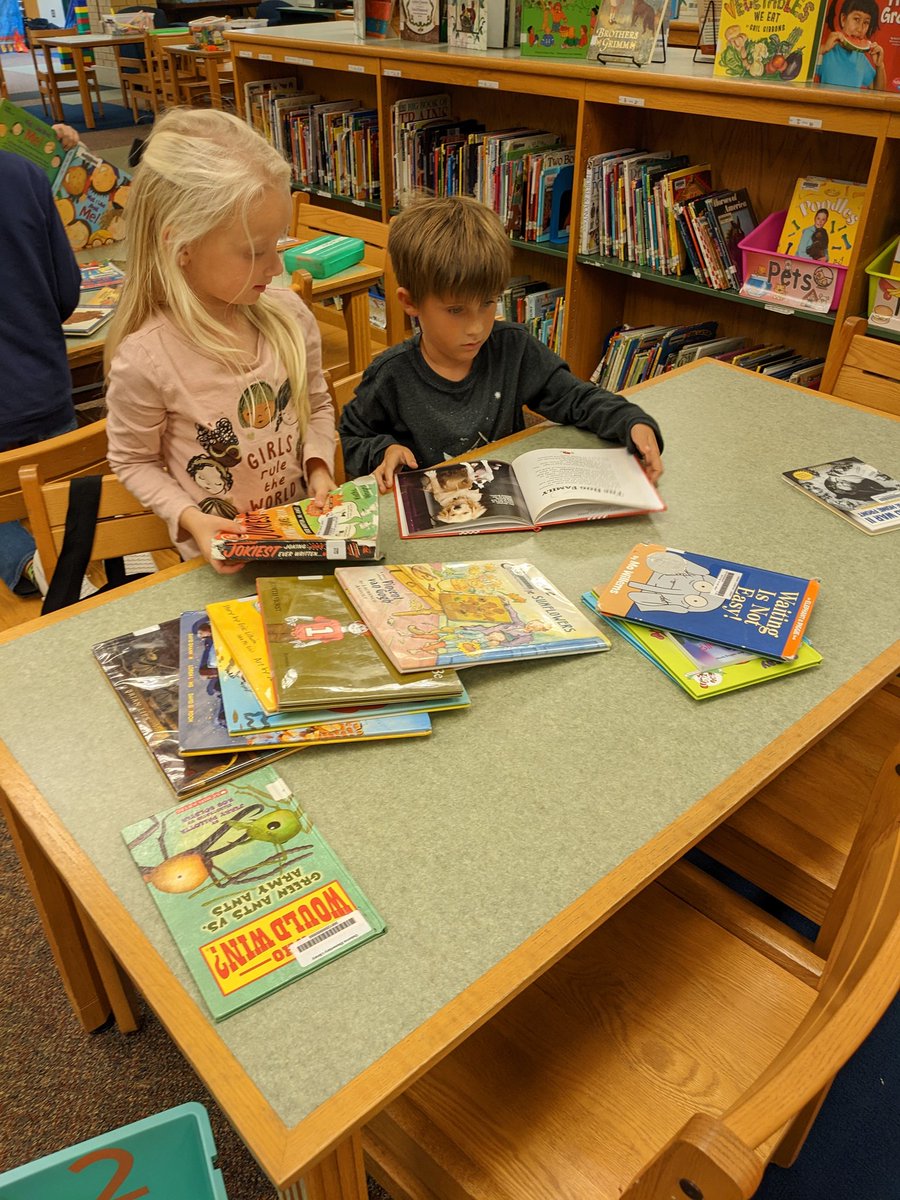 os_librarian's tweet image. 1st was using books to practice fiction vs nonfiction today! #libraryskills #handsonlearning