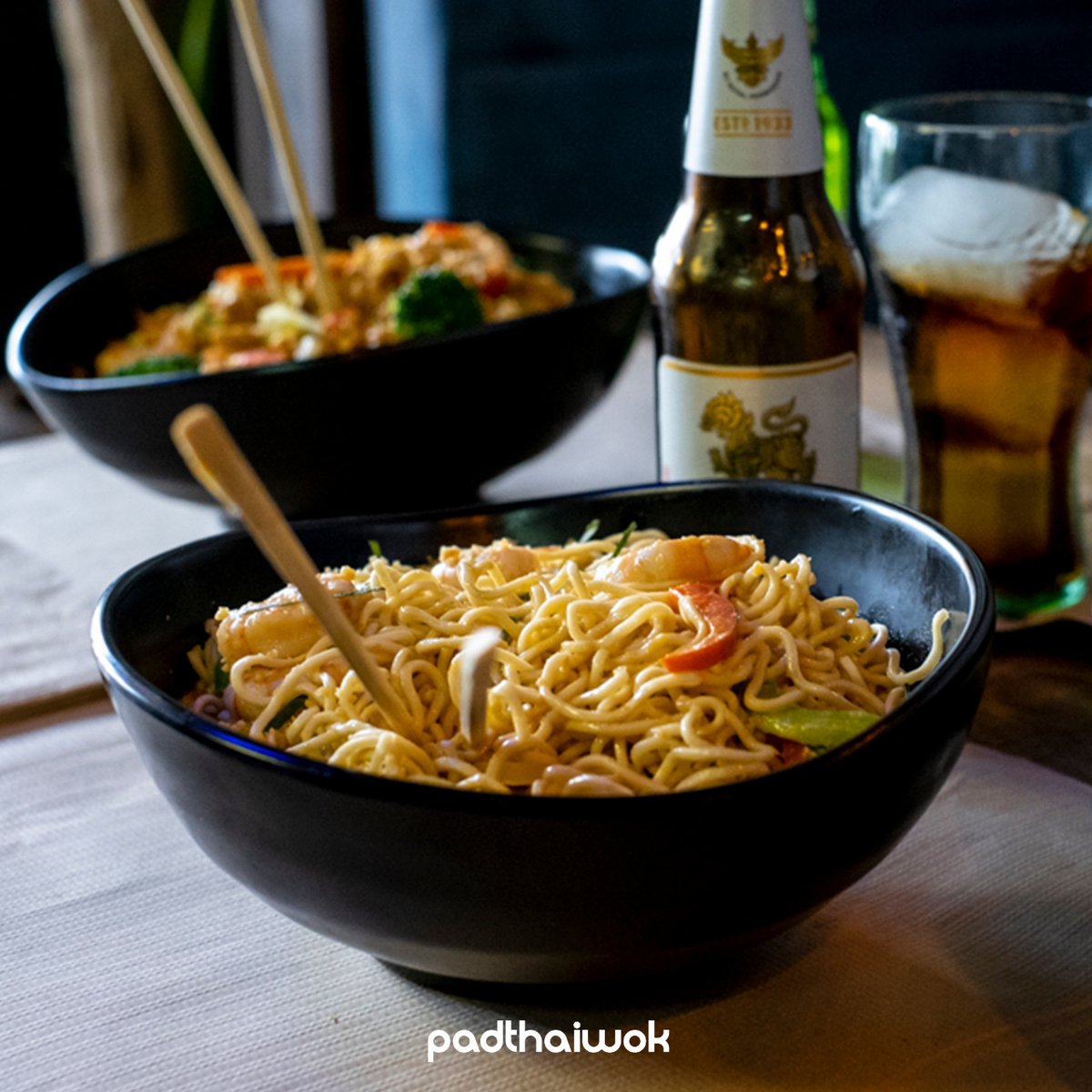 Encuentra en cada bocado 🌶️ la esencia de la #ThaiStreetFood y comparte la experiencia #Padthaiwok 🍜 con los tuyos.

¡Aquí os espera vuestra mesa! ✌️

#Thaifood #Padthairestaurant #Padthaiwoklover #wok #noodles #asianfood #takeaway