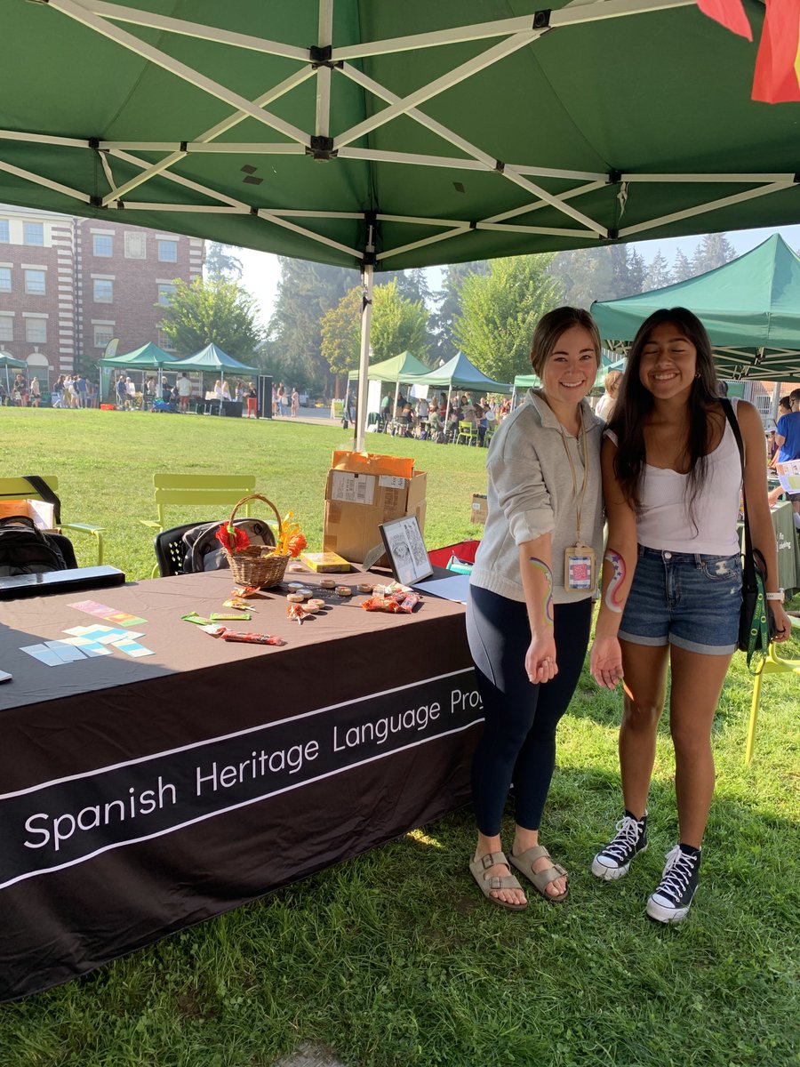 HerenciaUO's tweet photo. 🙌 MUCHAS GRACIAS to everyone who joined us at College Block yesterday! Always love meeting new students!
👀 Keep an eye on our socials for updates on all of our upcoming events! 
Join our mail herencia@uoregon.edu
#uoSHL  #latinx #uoRL #SpanishHeritageLanguage #uoregon https://t.co/8OyhYHVGHu