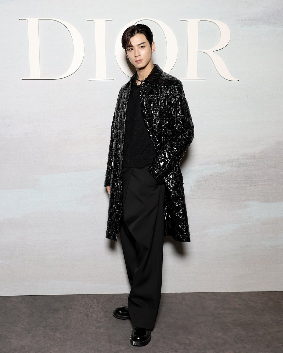 Cutting a dashing figure in black, Dior Beauty ambassador Cha Eunwoo was the picture of elegance as he arrived at the #DiorSS23 by Maria Grazia Chiuri show on.dior.com/ss2023 in Paris earlier.
#PFW