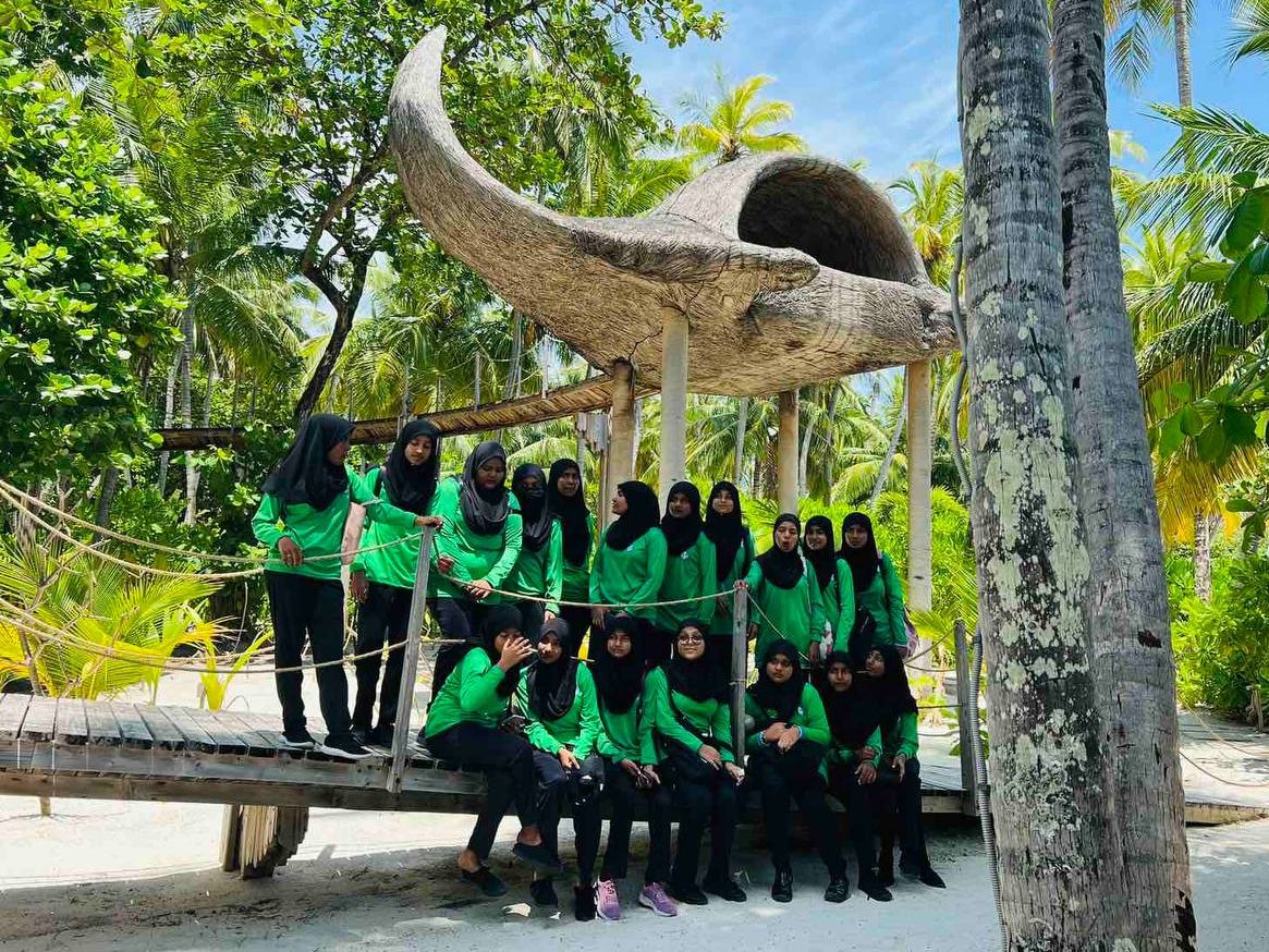 womenintechmv's tweet image. Girls from the R. Dhuvaafaru #CodeForClimate batch visited @JoaliMaldives resort to understand their way of life and the work they do on #climateChange . Thank you team Joali for hosting them ❤️