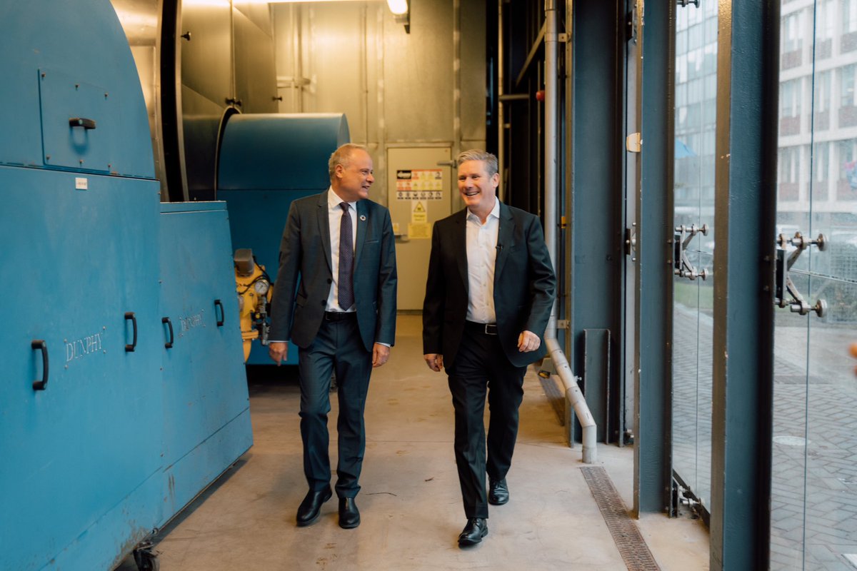 LivUniPVCRI's tweet photo. It was a pleasure to welcome @Keir_Starmer to @LivUni @livuninews to visit our carbon-saving combined heat and power campus Local Heat Network and to hear about our @livunisustain energy strategy and Climate Futures Research theme @livuniresthemes https://t.co/Vdicv1lTta