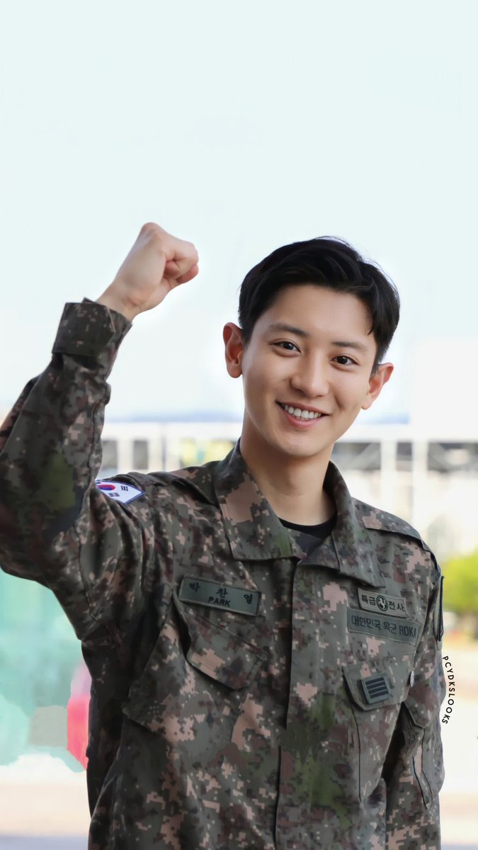 Gymallthetime's tweet photo. There will never be a military enlistment like Park Chanyeol’s. His was an era indeed.

WELCOME BACK LOEY 
#WelcomeBackChanyeol
#찬열아_전역축하해_보고싶었어 https://t.co/mnEJWBhPYZ