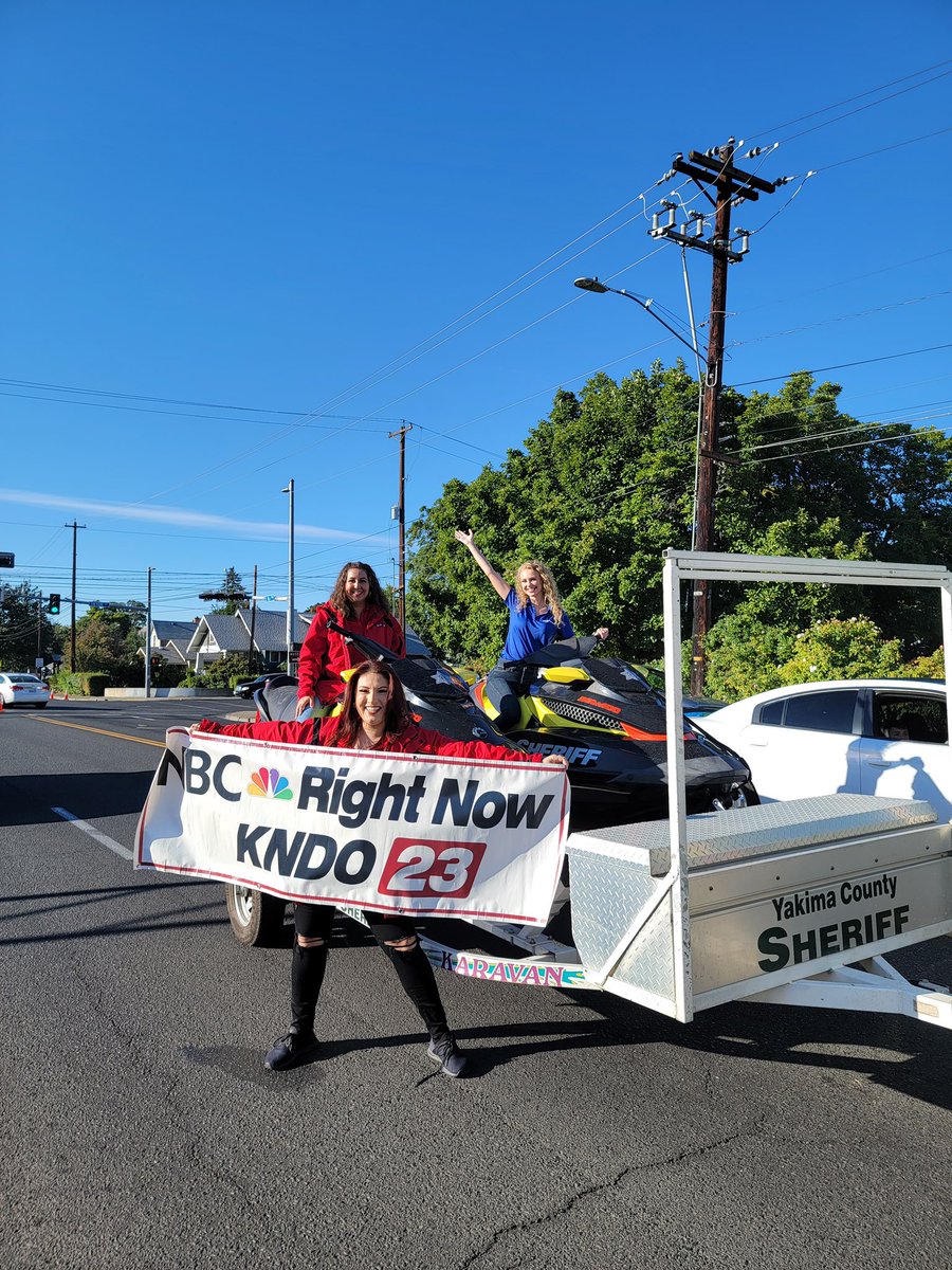 YakimaSheriff's tweet photo. Before the SunFair Parade last weekend, we found three journalists from @KNDUKNDO @JessicaPerezTV @SophiaLesseos and Lindsey Jensen. They had their news vehicle in the parade this year and we have a great partnership with them.
#SunfairParade #NBCRightNow #YakimaSheriff https://t.co/0NgD6BzHyU