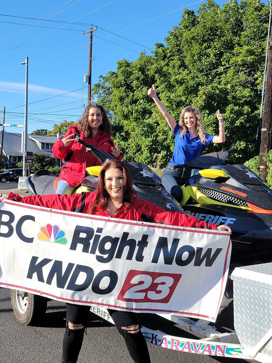 YakimaSheriff's tweet photo. Before the SunFair Parade last weekend, we found three journalists from @KNDUKNDO @JessicaPerezTV @SophiaLesseos and Lindsey Jensen. They had their news vehicle in the parade this year and we have a great partnership with them.
#SunfairParade #NBCRightNow #YakimaSheriff https://t.co/0NgD6BzHyU