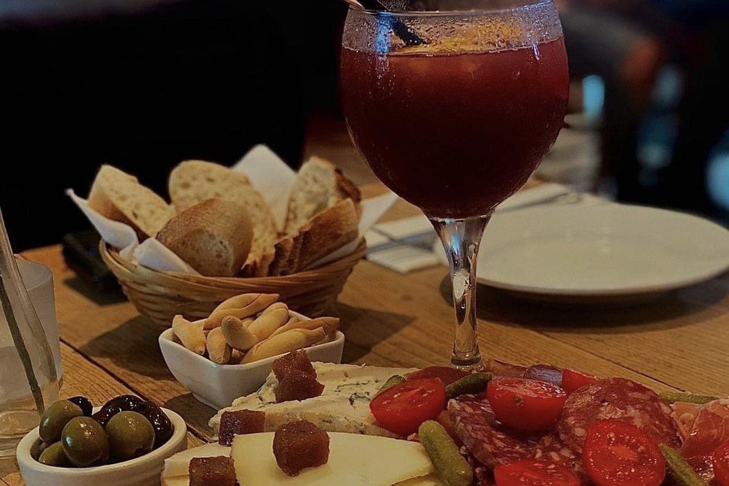 denadatapas's tweet photo. Break the week up with a good meal out and before you know it - it’s the weekend 😁 ¡Salud!🍷 De Nada | Market Street | Guildford
#tapas #restaurant #spanishfood #spain #tapasrestaurant #guildford #food #guildfordrestaurant #guildford #familybusiness #supportlocal https://t.co/UdQV7mpa0o