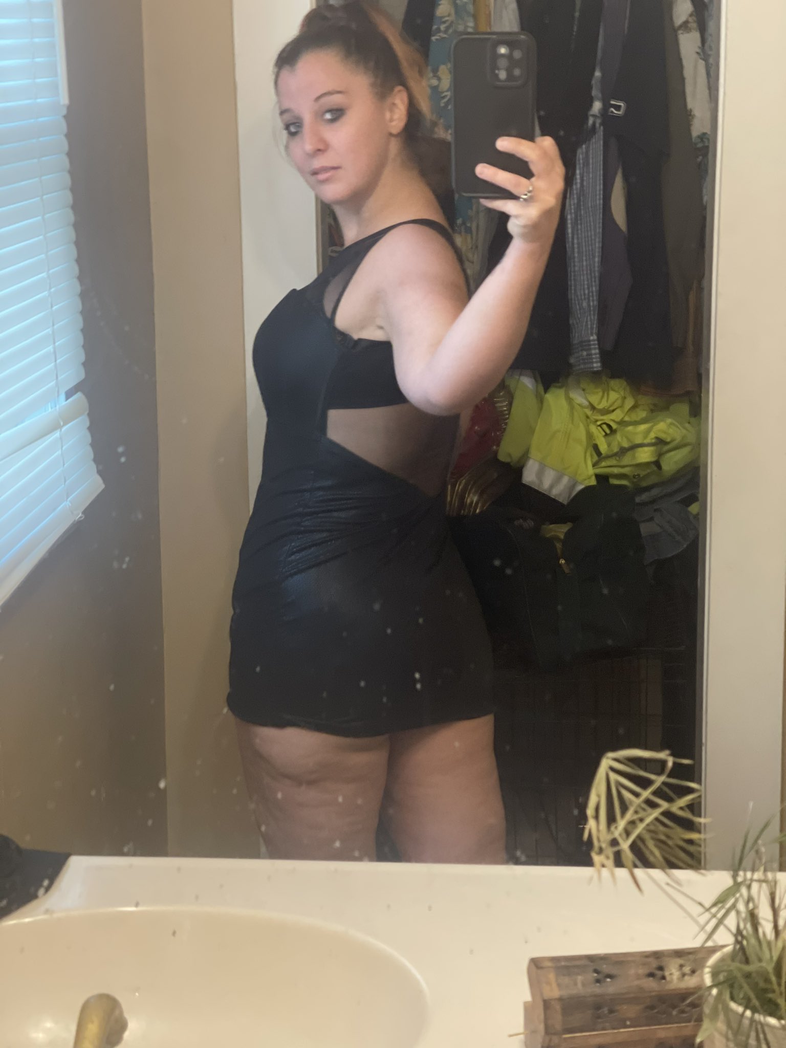 2 pic. What I’m wearin to my sexy bday party on Fri https://t.co/xfD0syRw9y