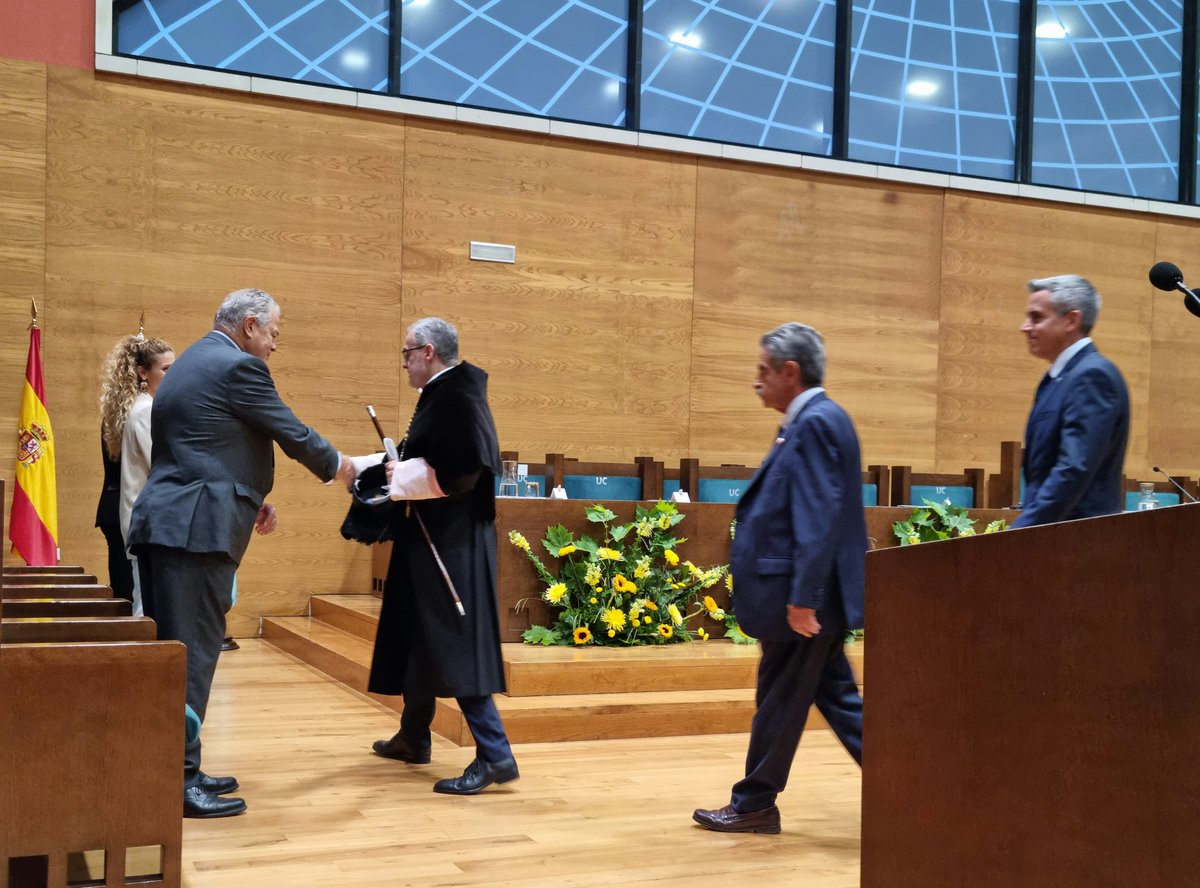 parlacan's tweet photo. El presidente del Parlamento, Joaquín Gómez, y diputados y diputadas asisten al acto de apertura del curso académico @unican en el que ha intervenido el catedrático de Química Orgánica Màrius Rubiralta. https://t.co/T9cM5X3jXR