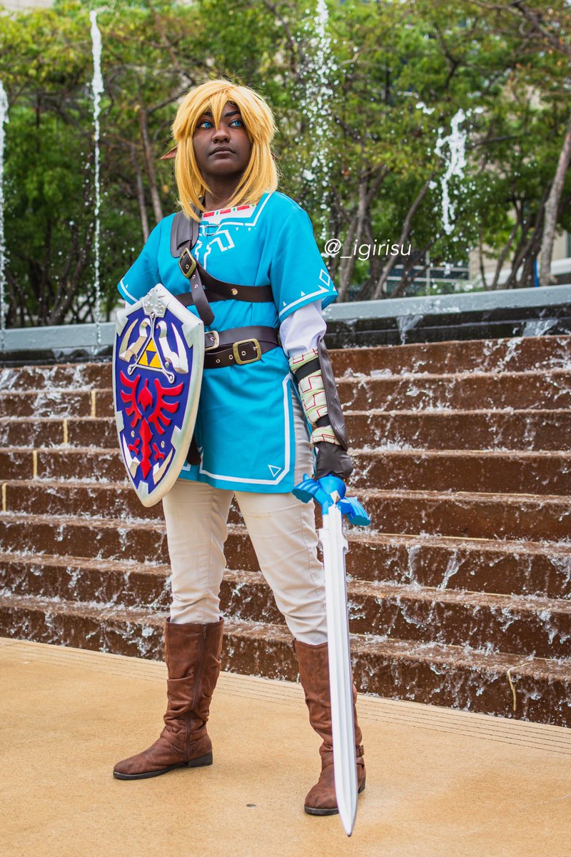 _igirisu's tweet photo. Hyah! ⚔️ alas, I present my shoot from c2e2 of Hyrule’s Hero! ✨

📸: @mgaphoto1 
Cosplay: @miccostumes 
Ears: Aradani Costumes
Contacts: “Aqua Man Blue” from @mocoqueen - get $ off using discount code “IGIRISU”

#LegendOfZelda #BreathOfTheWild #BlackCosplayer #LinkCosplay #C2E2 https://t.co/xsbdb5bD7b