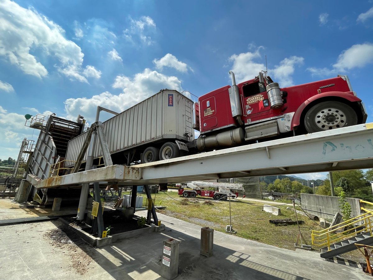 DomtarEveryday's tweet photo. Our Kingsport Mill recently took delivery of its very first truck load of wood waste. The mill will consume nearly 200,000 annual tons of wood waste from landfills & sawmills to produce electricity. Get more info on LinkedIn: https://t.co/71w6eI9Pz7 #DomtarPackaging #Kingsport https://t.co/v3QuVhX4IV