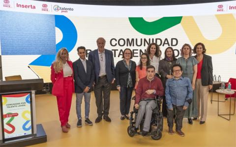 portalento_'s tweet photo. Ayer presentamos la #ComunidadXTalentoJoven que apuesta por visibilizar el rol determinante del entorno de los jóvenes con #discapacidad en su inclusión laboral 👉 Una iniciativa que ofrece recursos y #formación para familiares y profesionales.

https://t.co/3OV6g2vSEj https://t.co/BKtOZUFajO
