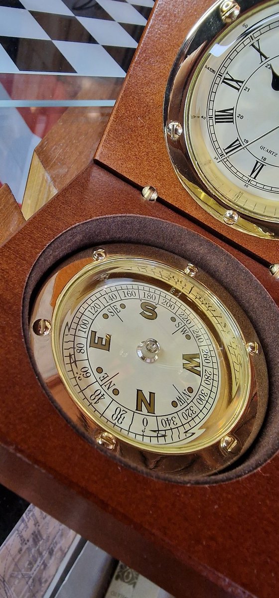 ArredNavali's tweet photo. Orologio-Bussola in legno e ottone
#arredamentinavali #bussola #orologio #palermo https://t.co/Nbdtqgxegk