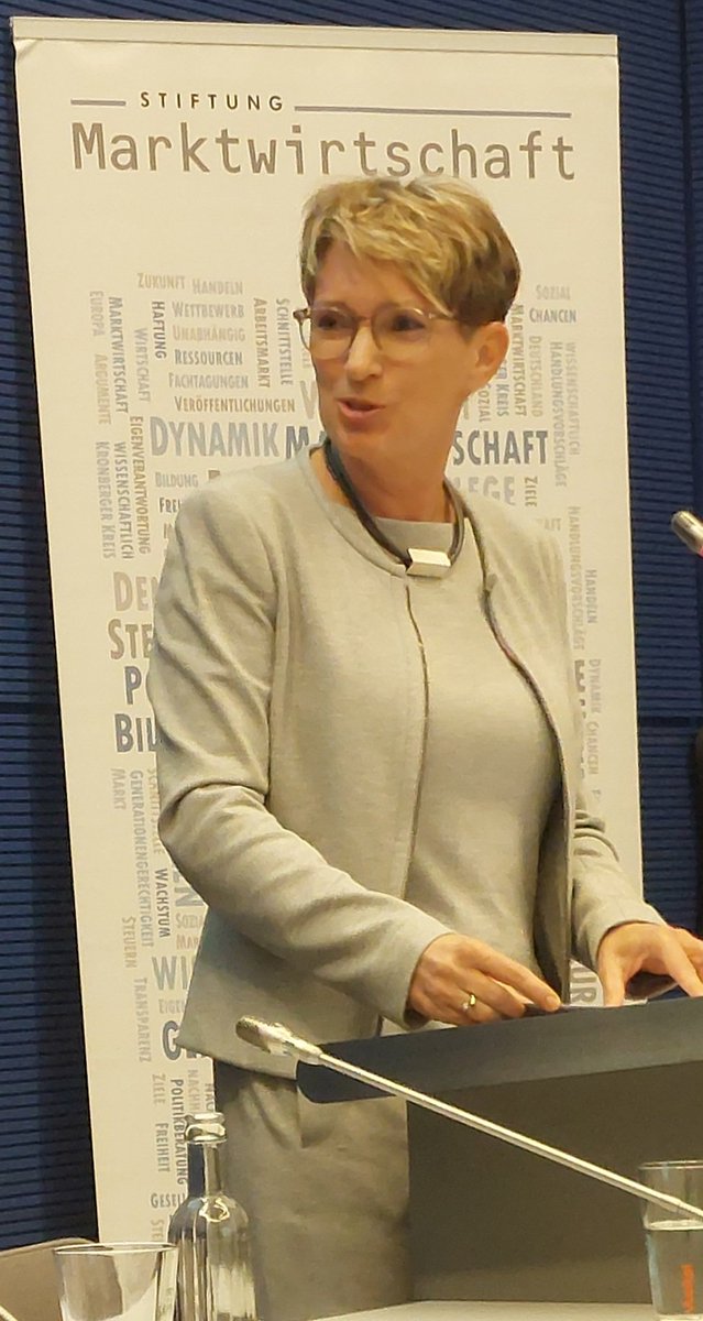 Mehr Souveränität erreicht #Europa nur durch mehr Innovationsdynamik. Dazu müssen Genehmigungsverfahren beschleunigt, Experimentierräume eröffnet, Regulierung vereinfacht und Wettbewerbsfähigkeit priorisiert werden, so @BASF_DE CTO Melanie Maas-Brunner bei <a href="/StiftungMaWi/">Michael Eilfort</a>