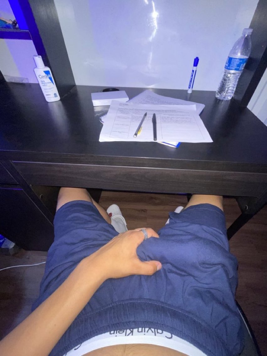 brunomorenosfd's tweet photo. mais um dia de aula on-line e eu de pau duro😈🔥 https://t.co/Z0FgbzKHVR