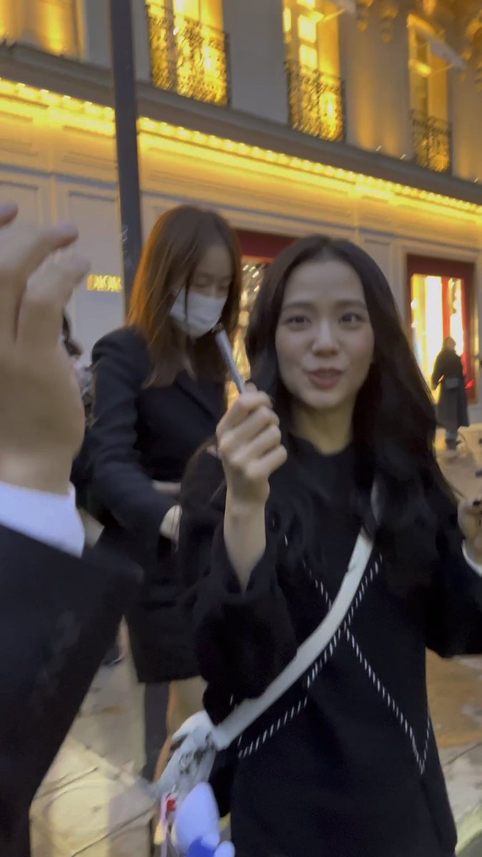 itsdidibitches's tweet photo. her giving back my pen😭 https://t.co/MuYeoafI8H