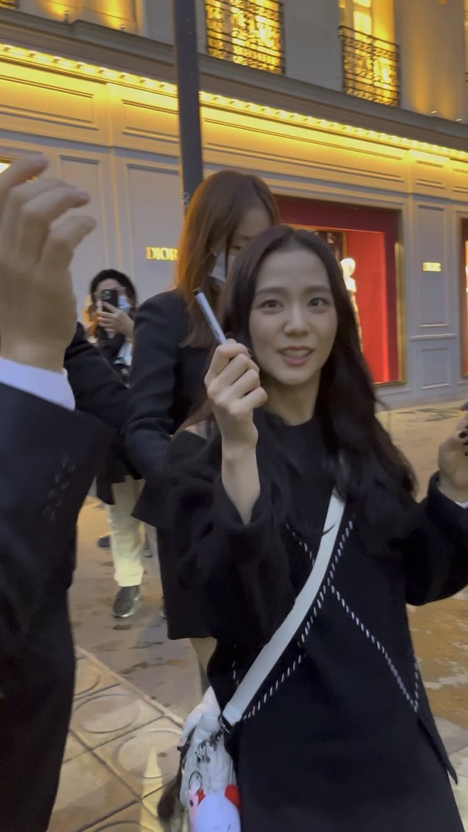 itsdidibitches's tweet photo. her giving back my pen😭 https://t.co/MuYeoafI8H