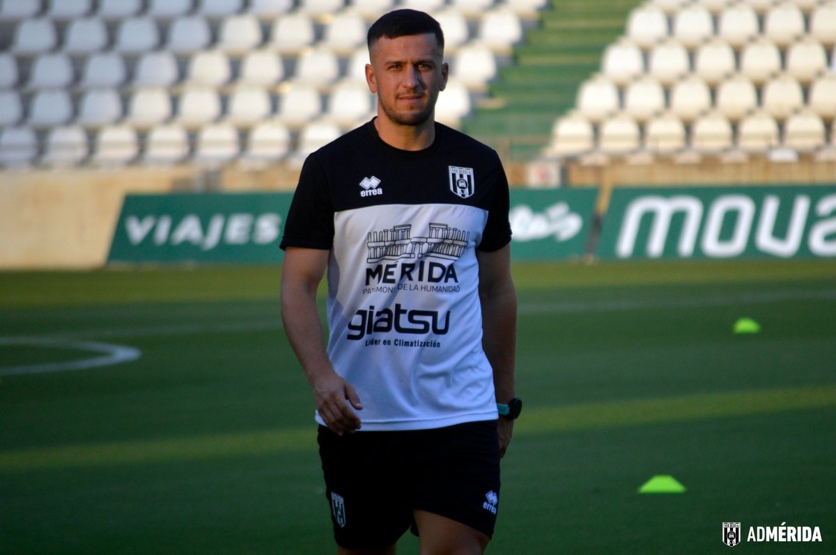 Merida_AD's tweet photo. 🎂 Hoy cumple años el encargado de poner a punto a nuestros jugadores cuando salen de una lesión, nuestro readaptador.

⚪️⚫️ ¡Muchas felicidades, Alberto! ¡A disfrutar de tu día! 🥳 https://t.co/YB7E3ExoK3