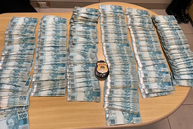 AmazonasAtual's tweet image. Passageira pretendia levar o dinheiro a Anori, mas foi barrada pela Polícia Federal, que investigará a origem dos valores

#Dinheiro #Prisão #Passageira #Manaus #Aeroclube #PolíciaFederal

LEIA MAIS 🔗 bit.ly/3dJIEYj