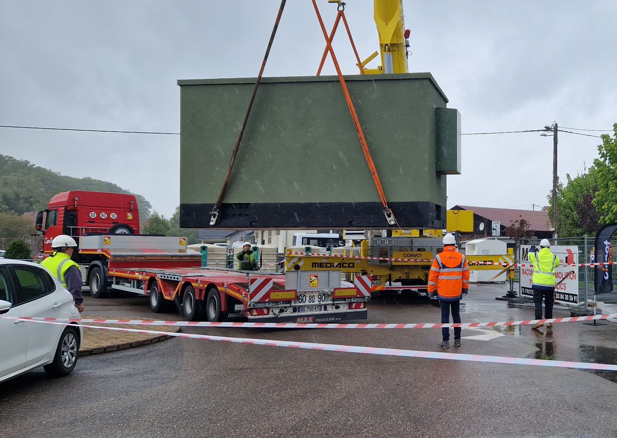 Hades73440's tweet photo. [#Fibre] Cette AM 27/09 sous la pluie , Le 46 ième et dernier #NRO de la #HauteSaone est en place 👷🏼‍♂️🏗🏠.📍Situé à #Athesans il raccordera au #THD 8 communes environ 1104🔌#Ftth @OrangeConcess @LB_HASF @LaurentBailly70 @jboutoille @JG_Breton
@godard_thierry @YvesKrattinger https://t.co/oKcj23OiVZ