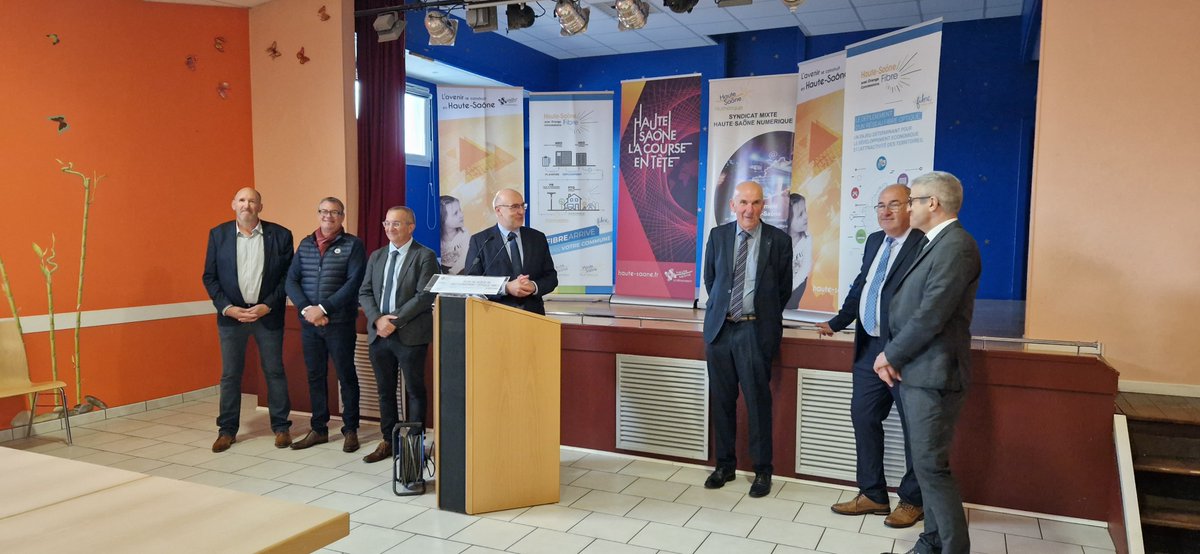 [#Fibre] Cette AM 27/09 sous la pluie , Le 46 ième et dernier #NRO de la #HauteSaone est en place 👷🏼‍♂️🏗🏠.📍Situé à #Athesans il raccordera au #THD 8 communes environ 1104🔌#Ftth <a href="/OrangeConcess/">Orange Concessions</a> <a href="/LB_HASF/">Laurent Blain</a> <a href="/LaurentBailly70/">Bailly Laurent</a> <a href="/jboutoille/">Joffrey Boutoille</a> <a href="/JG_Breton/">Breton Jean-Germain</a>
<a href="/godard_thierry/">Thierry Godard</a> <a href="/YvesKrattinger/">Yves Krattinger</a>