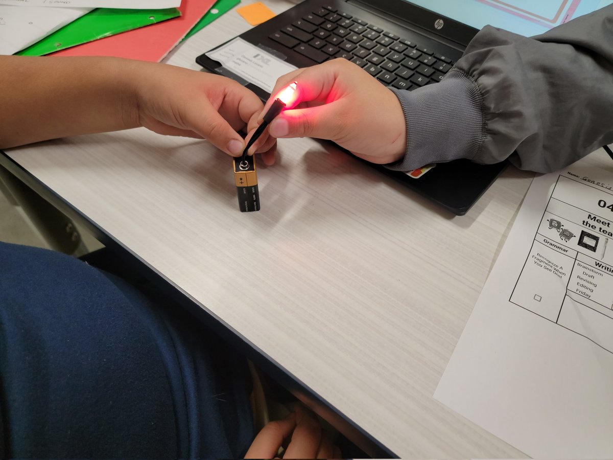 LDZ_FAM's tweet photo. 4th grade learning about the forms of energy! @LDZEagles  @LDZ_Principal https://t.co/AOl95w9D98