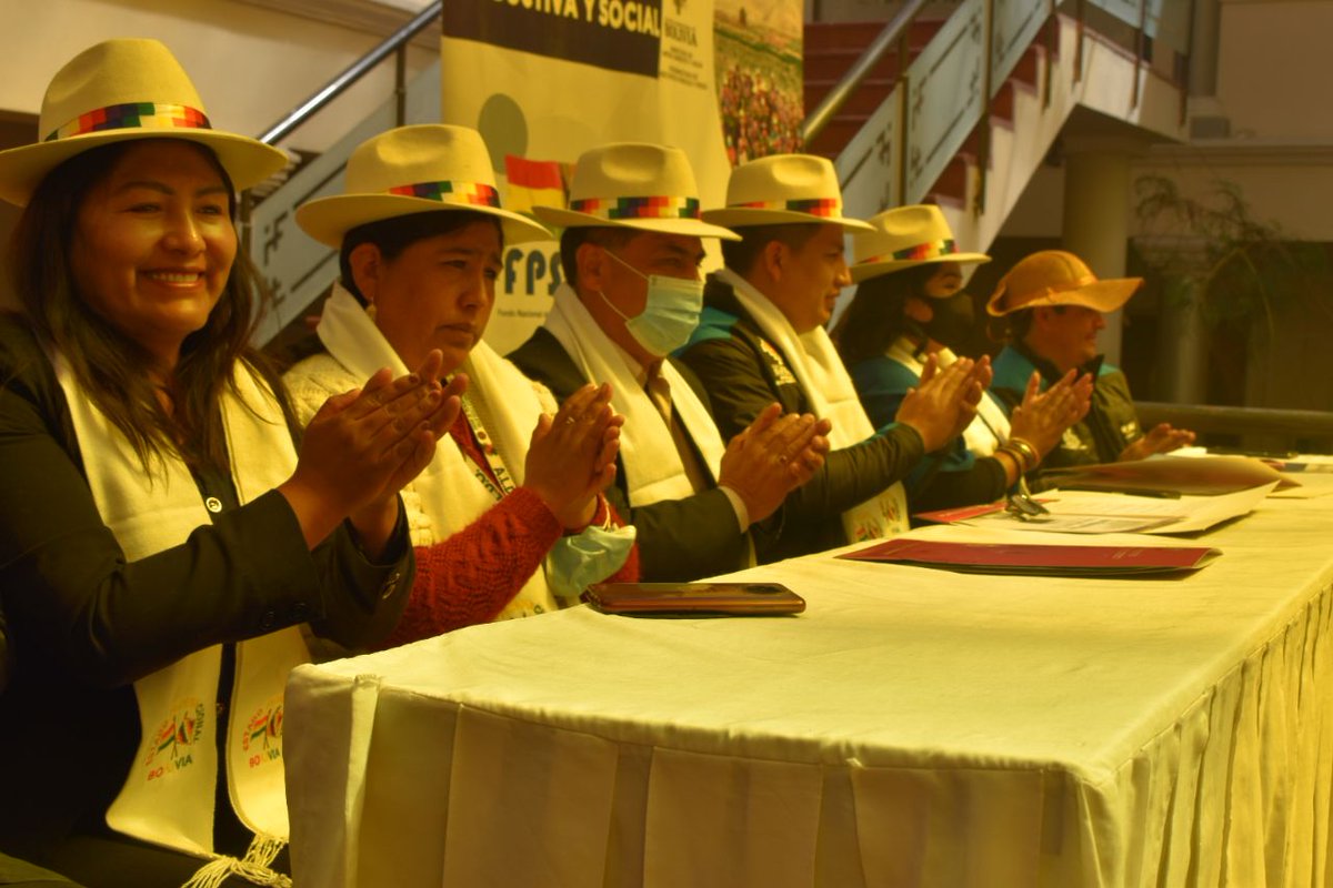 vrhr_bolivia's tweet photo. Garantizamos más de 1.3 millones de bolivianos:
FIRMA DE CONVENIO PARA LA CONSTRUCCIÓN DEL SISTEMA DE RIEGO TECNIFICADO CHALLAPAMPITA CHICA (PARIA - SORACACHI)
 
#MMAYA
#ViceministerioDeRecursosHidricosYRiego
#AguaParaTodosAguaParaLaVida
#EstamosSaliendoAdelante https://t.co/RUR5Rjz6AG