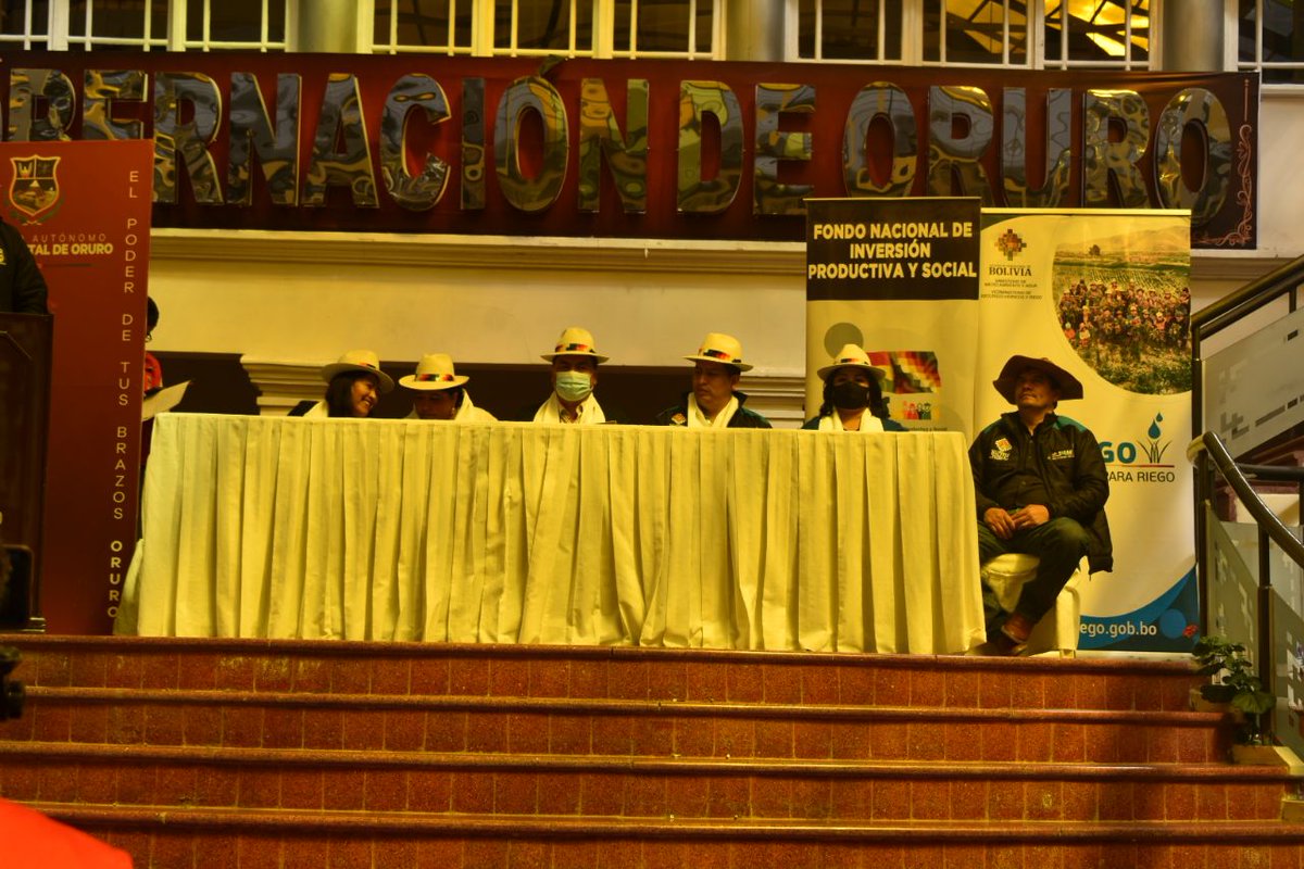 vrhr_bolivia's tweet photo. Garantizamos más de 1.3 millones de bolivianos:
FIRMA DE CONVENIO PARA LA CONSTRUCCIÓN DEL SISTEMA DE RIEGO TECNIFICADO CHALLAPAMPITA CHICA (PARIA - SORACACHI)
 
#MMAYA
#ViceministerioDeRecursosHidricosYRiego
#AguaParaTodosAguaParaLaVida
#EstamosSaliendoAdelante https://t.co/RUR5Rjz6AG