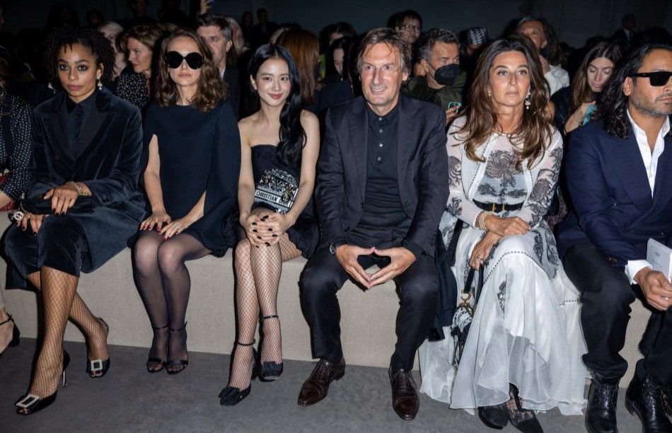 JISOO NEWS on Twitter: "Jisoo seated at front row with Pietro Beccari (Dior CEO) and Natalie Portman. LADY JISOO WITH DIOR #JISOOxDiorPFW @Dior https://t.co/tZ9auZgwgc" / Twitter