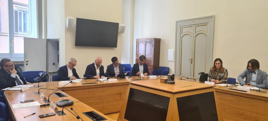 Prefettura di Roma (@prefettura_roma) on Twitter photo #PNRR.Il Prefetto Piantedosi e il Presidente di <a href="/portidiroma/">Porti di Roma e del Lazio</a> <a href="/PinoMusolino/">Pino Musolino</a> hanno firmato oggi, con ITL #Roma, <a href="/filleacgil/">filleacgil</a> <a href="/FilcaRoma/">Filca Cisl Roma</a> e <a href="/FENEALUIL_/">FENEALUIL Nazionale</a> 8 protocolli di legalitĂ per realizzare altrettante opere strategiche nei porti di Civitavecchia e Fiumicino. Investire in #sicurezza #PNRR.Il Prefetto Piantedosi e il Presidente di <a href="/portidiroma/">Porti di Roma e del Lazio</a> <a href="/PinoMusolino/">Pino Musolino</a> hanno firmato oggi, con ITL #Roma, <a href="/filleacgil/">filleacgil</a> <a href="/FilcaRoma/">Filca Cisl Roma</a> e <a href="/FENEALUIL_/">FENEALUIL Nazionale</a> 8 protocolli di legalitĂ per realizzare altrettante opere strategiche nei porti di Civitavecchia e Fiumicino. Investire in #sicurezza