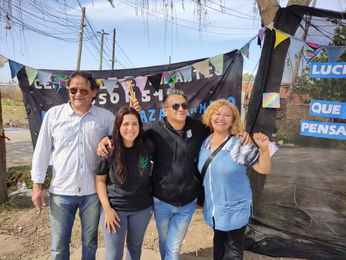 ATERosario's tweet photo. #ParoNacional de ATE
Asistentes escolares participaron de las clases públicas, en unidad con Amsafe Rosario (que hoy, como la docencia de toda la provincia, inició una huelga de 72 horas).
¡Salarios = canasta familiar! ¡Condiciones dignas de trabajo!
#ATELUCHA
#EsConATE https://t.co/L4azmwZX1j