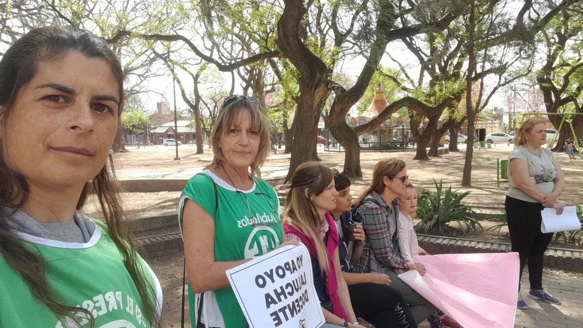 ATERosario's tweet photo. #ParoNacional de ATE
Asistentes escolares participaron de las clases públicas, en unidad con Amsafe Rosario (que hoy, como la docencia de toda la provincia, inició una huelga de 72 horas).
¡Salarios = canasta familiar! ¡Condiciones dignas de trabajo!
#ATELUCHA
#EsConATE https://t.co/L4azmwZX1j