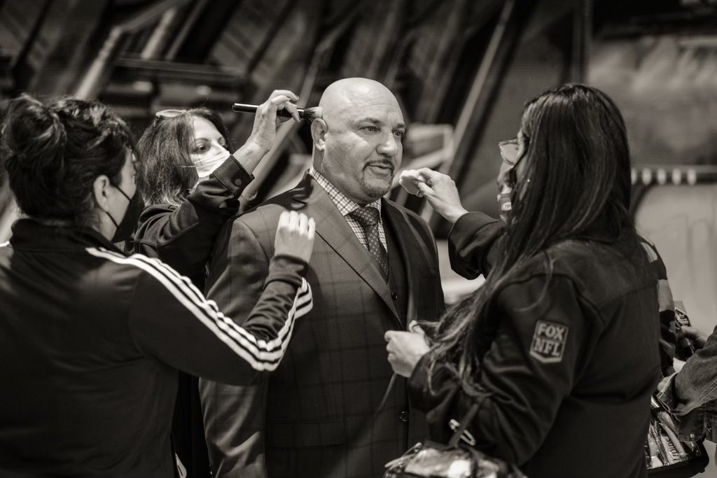 JayGlazer's tweet photo. Picasso in 2022… It takes a village 

📸 @LilyRo 
@NFLonFOX https://t.co/ksFC83wRKL