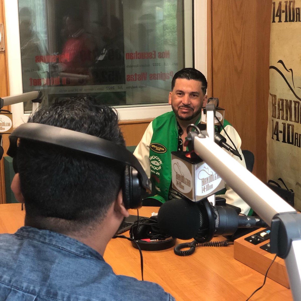 La cabina de #Bandolera1410 estuvo @luisangelelflaco presentando su nuevo tema "Te la debo a ti" 🎶🤠 ¡Está Al Puro Tiro! 🙌