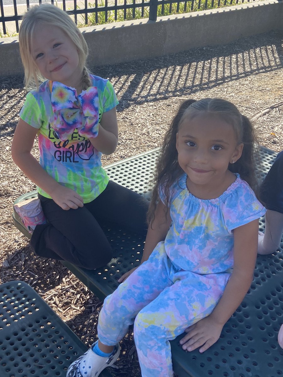 LauraMuhlenbru1's tweet photo. Wearing our Tie Dye for Spirit week! We’re celebrating HOCO this week with @MurielBattleHS ! #TruskyHusky #CPSbest #SpiritWeek #CPSMaxstart @A_MinearAHL @MrsIsenogle_AHL @MsVillasana https://t.co/Yp5gx5a9oM