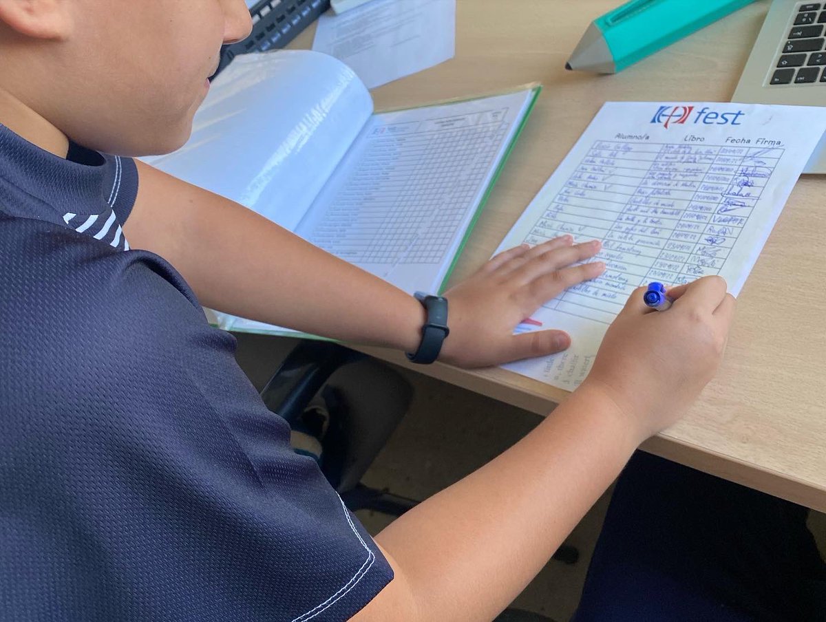 trinitariosCO's tweet image. “𝙽𝚘 𝚍𝚎𝚓𝚎𝚜 𝚙𝚊𝚛𝚊 𝚖𝚊𝚗̃𝚊𝚗𝚊 𝚕𝚘 𝚚𝚞𝚎 𝚙𝚞𝚎𝚍𝚊𝚜 𝚕𝚎𝚎𝚛 𝚑𝚘𝚢” 📚
Iniciativa 4ºEPO con sus profes @juanjogarcia95 y @franj_benito 
Fomento de la lectura y compromiso creando una biblioteca de aula (préstamos y donaciones de alumnos). Visita punto #librolibre