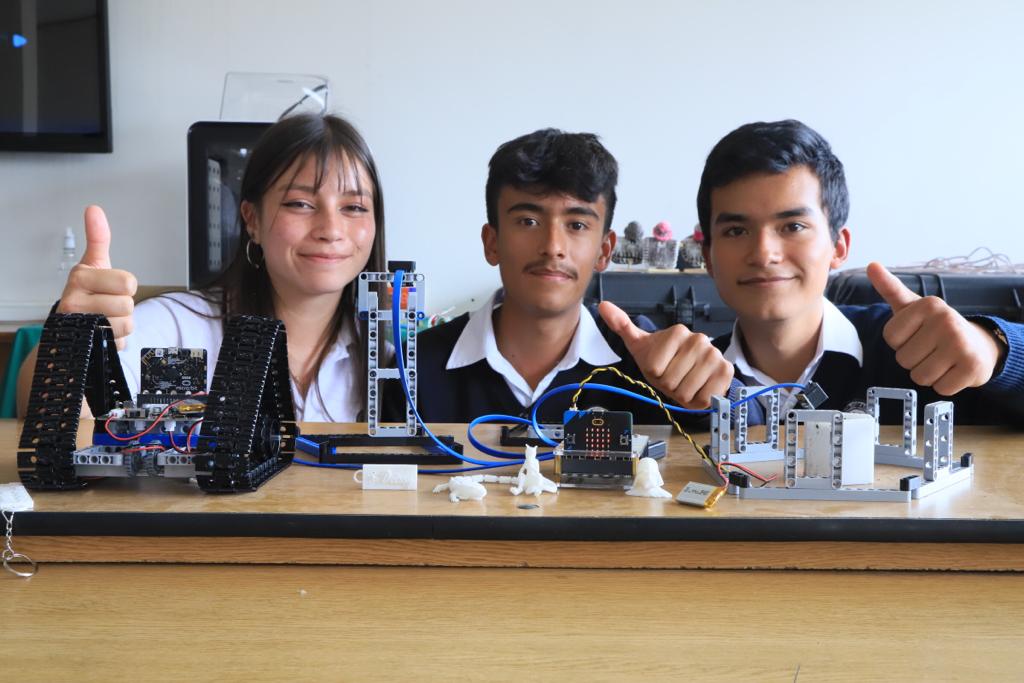 RamiroBarraganA's tweet photo. Feliz de volver a mi colegio, a la I.E. Técnica de Nobsa a traer tecnología, a entregarles este #LaboratorioSTEAM a nuestros niños y formarlos para el futuro.
Invertimos $1.399 millones junto al @Ministerio_TIC, en 39 laboratorios como este para igual número de colegios. https://t.co/6oSHsrel2x