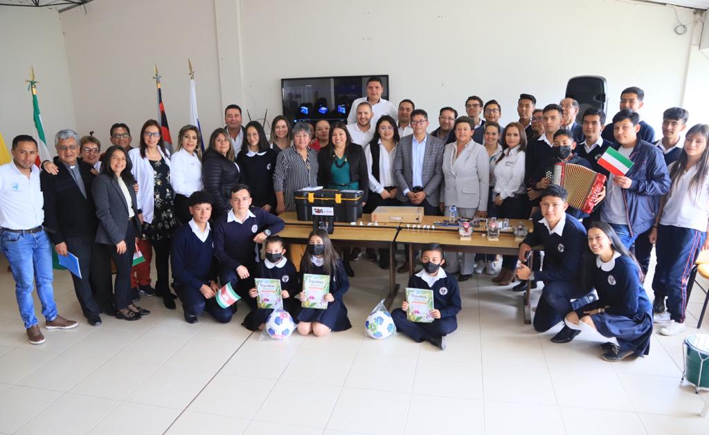 RamiroBarraganA's tweet photo. Feliz de volver a mi colegio, a la I.E. Técnica de Nobsa a traer tecnología, a entregarles este #LaboratorioSTEAM a nuestros niños y formarlos para el futuro.
Invertimos $1.399 millones junto al @Ministerio_TIC, en 39 laboratorios como este para igual número de colegios. https://t.co/6oSHsrel2x
