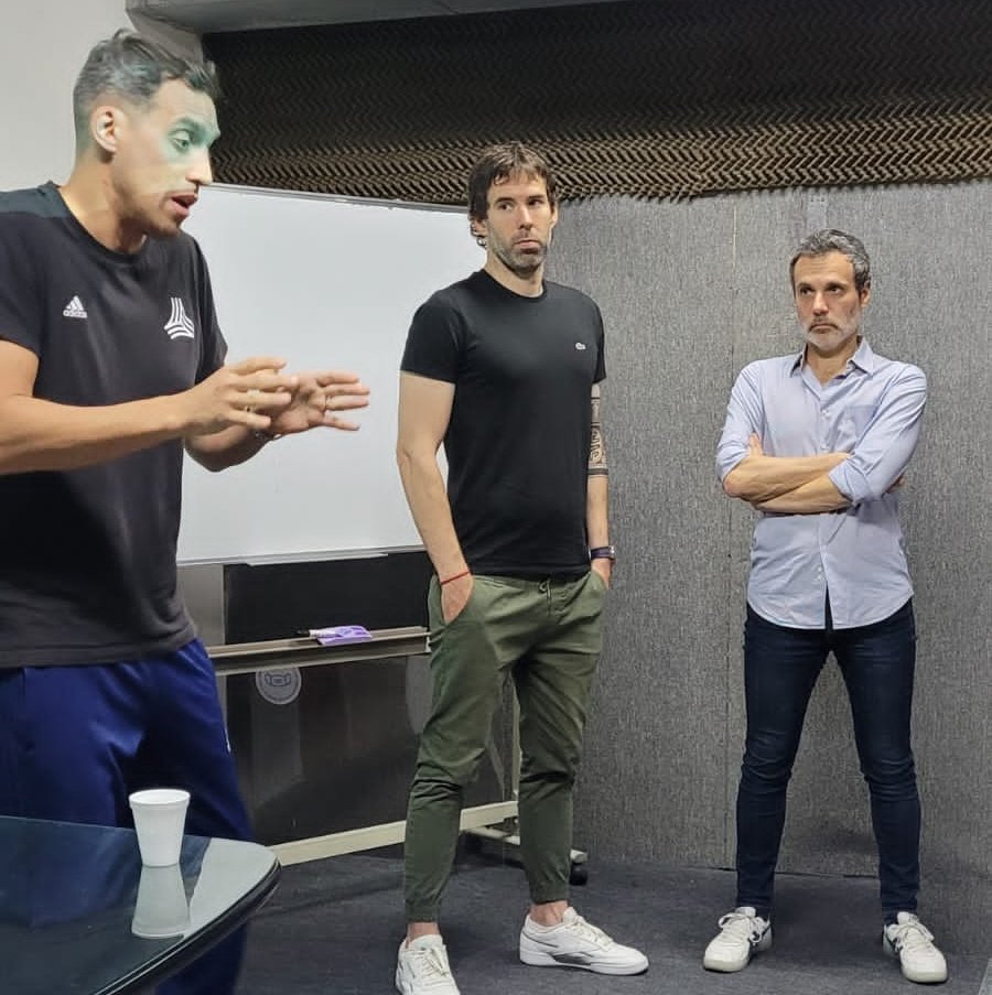 TYPcursos's tweet photo. Hoy tuvimos la Clase de Reglamento con dos invitados de lujo 📖

Fernando Rapallini (árbitro internacional FIFA y uno de los dos representantes de Argentina en el próximo Mundial)

Sabrina Lois (árbitra, instructora y asesora AFA, Conmebol y FIFA).

Muchas gracias por venir 👏🏽 https://t.co/3oYtENzY6g